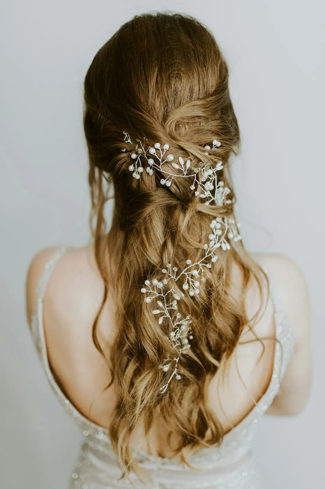 Brautstyling: Klassische Eleganz – Hochsteckfrisur für den perfekten Tag.
